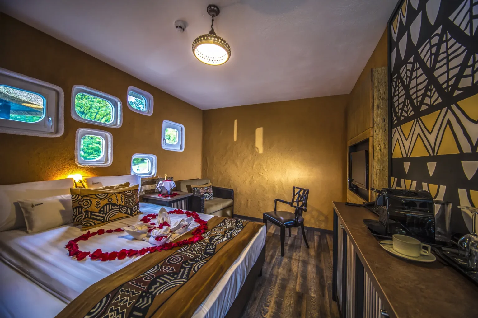 varazslatos-bambara-hotel-felsotarkany-afrikai-bungalow-1